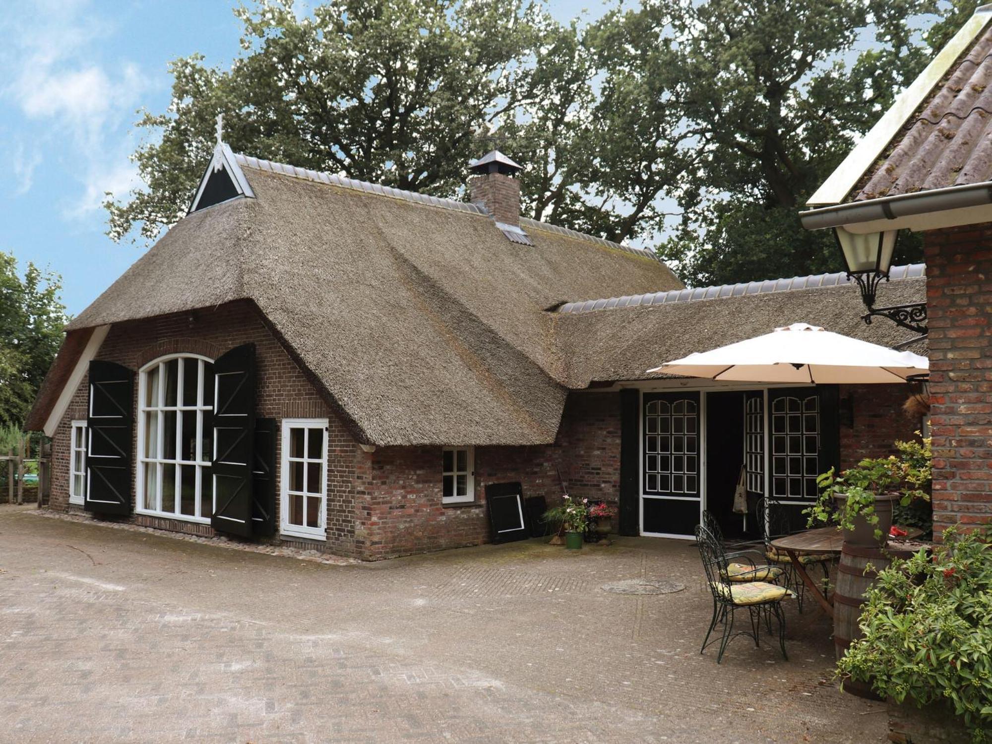 Villa On An Estate In Rheezerveen With Garden Exteriör bild